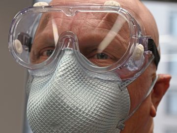 hospital coronavirus mascarillas FBI película COVID-19 escasez Andrew Artenstein Massachussetts N95 mascarillas médicos China suministros médicos seguridad PPE