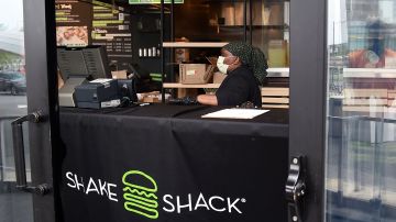 Shake Shack vende comida para llevar a casa en este momento.