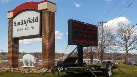 Un letrero en la planta de procesamiento de carne de  Smithfield Foods en Sioux Falls, Dakota del Sur.