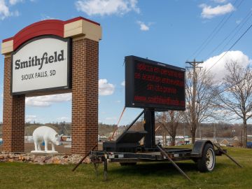 Un letrero en la planta de procesamiento de carne de  Smithfield Foods en Sioux Falls, Dakota del Sur.