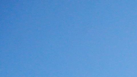 El emblemático paseo de Ocean Drive prácticamente vacío después de que ordenaran el cierre de hoteles y negocios no esenciales.