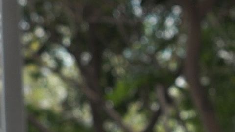 Una enfermera junto a una persona sin hogar en el centro de Miami.