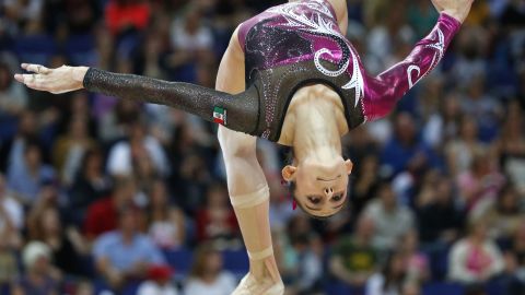 La regiomontana completó “Handstand Challenge” en 25 segundos.