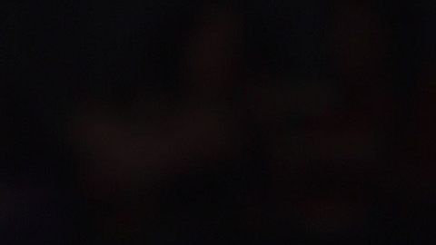 Balón de básquetbol y canasta