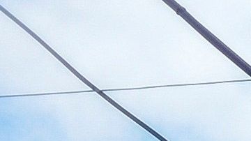 Vecinos de un fallecido en la ciudadela Bastión Popular en Guayaquil (Ecuador), observan a los policías ecuatorianos que forman parte del equipo de la Fuerza de Tarea Conjunta (FTC), para la recolección de los cadáveres en medio de la pandemia del COVID-19. EFE/Mauricio Torres/Archivo