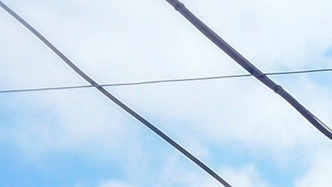 Vecinos de un fallecido en la ciudadela Bastión Popular en Guayaquil (Ecuador), observan a los policías ecuatorianos que forman parte del equipo de la Fuerza de Tarea Conjunta (FTC), para la recolección de los cadáveres en medio de la pandemia del COVID-19. EFE/Mauricio Torres/Archivo