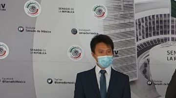 El senador José Narro y los empresarios chinos que hicieron el donativo.