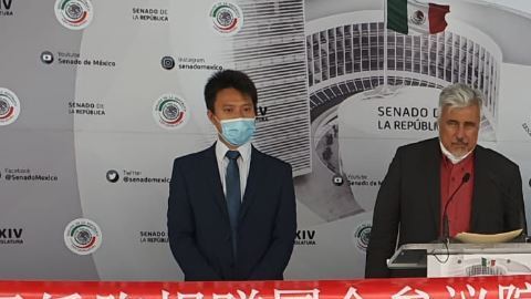 El senador José Narro y los empresarios chinos que hicieron el donativo.