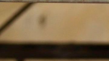 Un hombre espera afuera de una residencia  en Guayaquil.