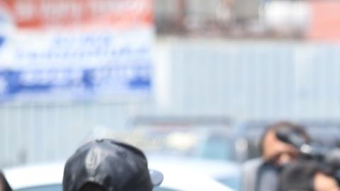 La gente se acercó a regalar alimentos y productos de la canasta básica a los músicos.