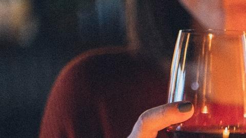 Mujer sosteniendo copa de vino- Elina Sazonova en Pexels-1850595