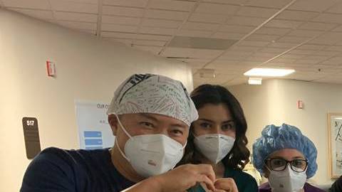 Personal de hospitales, agradecido por la comida que le lleva la Fundación Óscar Litwak.