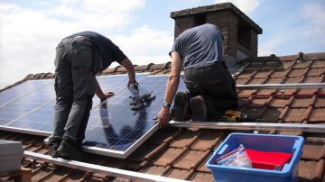 Home Depot explica los beneficios de instalar paneles solares en tu casa.