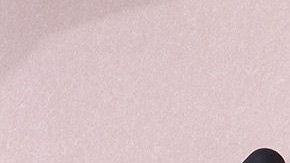 Los nuevos Google Pixel Buds y su funda se venderán primero en color blanco.