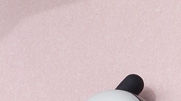 Los nuevos Google Pixel Buds y su funda se venderán primero en color blanco.