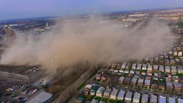 La demolición el sábado 11 de abril en la Planta de Carbón de Crawford  generó una nuve de polvo que cubrió La Villita. (Captura de video / YouTube-Alejandro Reyes)