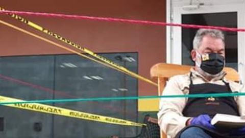 Roberto Contreras comenzó su singular protestas este lunes.