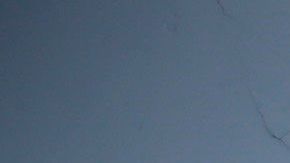 Agentes policiales mantienen un punto de control para personas que deban desplazarse por el centro de San Salvador.