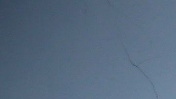 Agentes policiales mantienen un punto de control para personas que deban desplazarse por el centro de San Salvador.