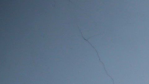 Agentes policiales mantienen un punto de control para personas que deban desplazarse por el centro de San Salvador.