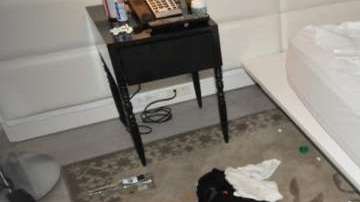 Así quedó la habitación del hotel cuando llegaron los agentes de la policía de Miami Beach.