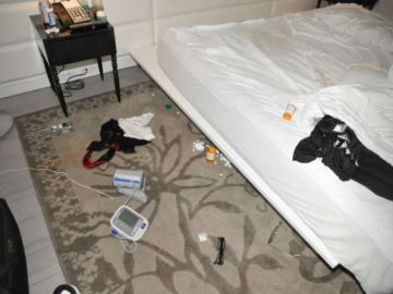 Así quedó la habitación del hotel cuando llegaron los agentes de la policía de Miami Beach.