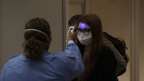 La enfermera descubrió que antes de morir, los pacientes con coronavirus presentan ojos rojos.