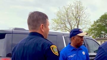 El alcalde Sylvester Turner (centro).