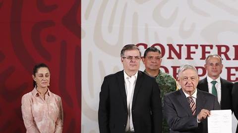 La firma del acuerdo entre el gobierno de AMLO y hospitales privados.