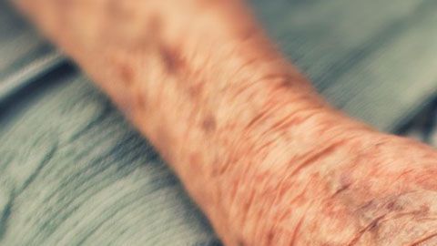 La mujer se sintió tan mal que ni siquiera fue capaz de caminar los poco pasos que la separaban de la clínica.