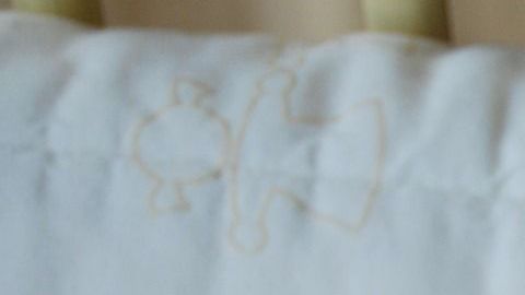 Revisa bien a tu bebé y cuida que todo esté en orden en su entorno, como su ropa, su temperatura o su pañal.