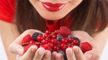 Las moras, fresas, frambuesas, cerezas, arándanos azules y otras frutas de esta categoría ayudan a combatir la vejez por sus poderosos antioxidantes.