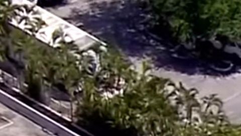 Imagen aérea de los camiones instalados en la Oficina del Forense del Condado de Miami-Dade