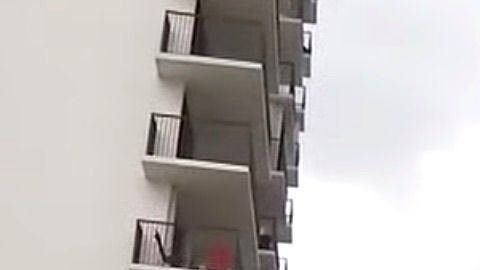 El niño se cayó desde un piso 16 y ahora la policía está investigando los hechos.