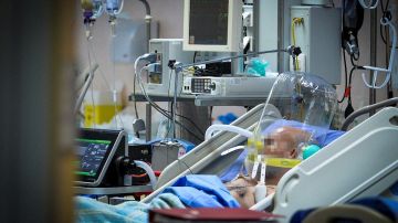 Un paciente con COVID-19 es atendido en un hospital de Milán, Italia.