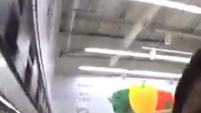 En el video, la mujer también asegura haber ido en un horario con poca gente.