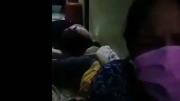 Mujer clama por ayuda ante su esposo muerto en su residencia en Guayaquil.