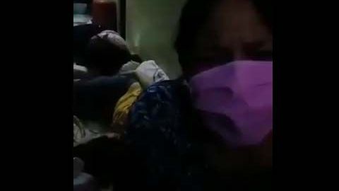 Mujer clama por ayuda ante su esposo muerto en su residencia en Guayaquil.