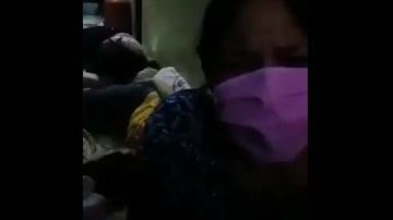 Mujer clama por ayuda ante su esposo muerto en su residencia en Guayaquil.