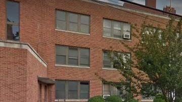 La escuela ubica en Williamsbridge Road cerca de Astor Ave. en Allerton.
