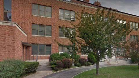 La escuela ubica en Williamsbridge Road cerca de Astor Ave. en Allerton.