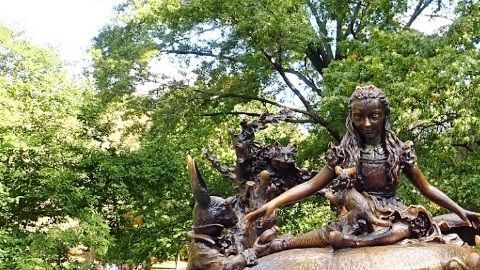 La estatua infantil se ubica entrando por 74 St con 5 Av