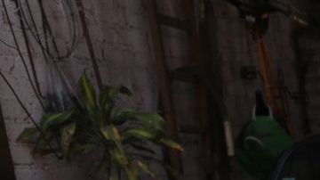 Un habitante de la Ciudad de México trata de sacar agua de una cisterna.