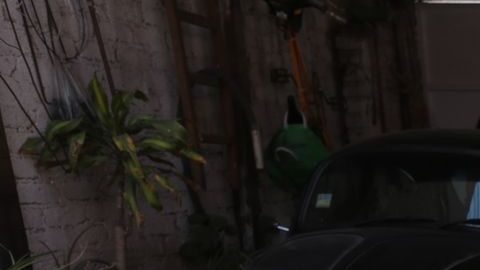 Un habitante de la Ciudad de México trata de sacar agua de una cisterna.