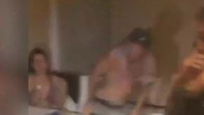 Autoridades en Tailandia intervinieron con jóvenes en una fiesta con drogas y alcohol en un rooftop.