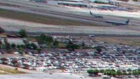 El descenso del tráfico en las autopistas, ha hecho que muchos conductores excedan límites de velocidad. (La Opinión).