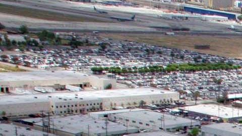 El descenso del tráfico en las autopistas, ha hecho que muchos conductores excedan límites de velocidad. (La Opinión).