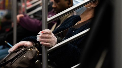 Habitantes de grandes ciudades, como Nueva York, han aumentado precauciones.