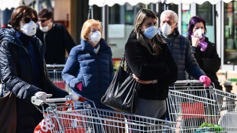 Acudir al súper puede aumentar el riesgo de contraer el virus, debido a las aglomeraciones.