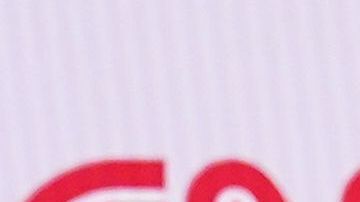 Los candidatos chocaron los codos en señal para saludarse.